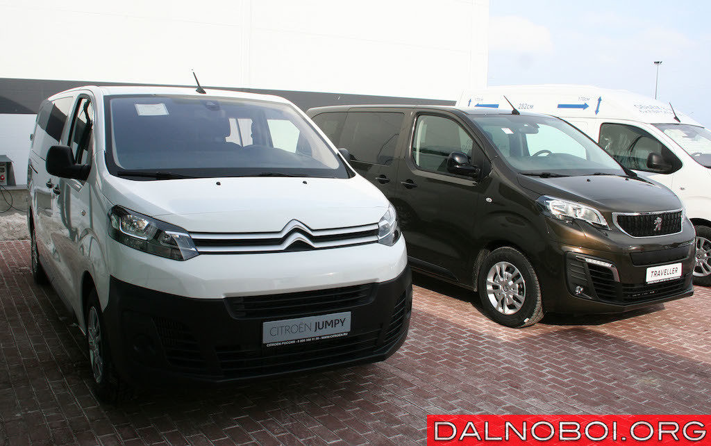 Грузопассажирский Citroen Jumpy и комфортабельный микроавтобус Peugeot Traveller