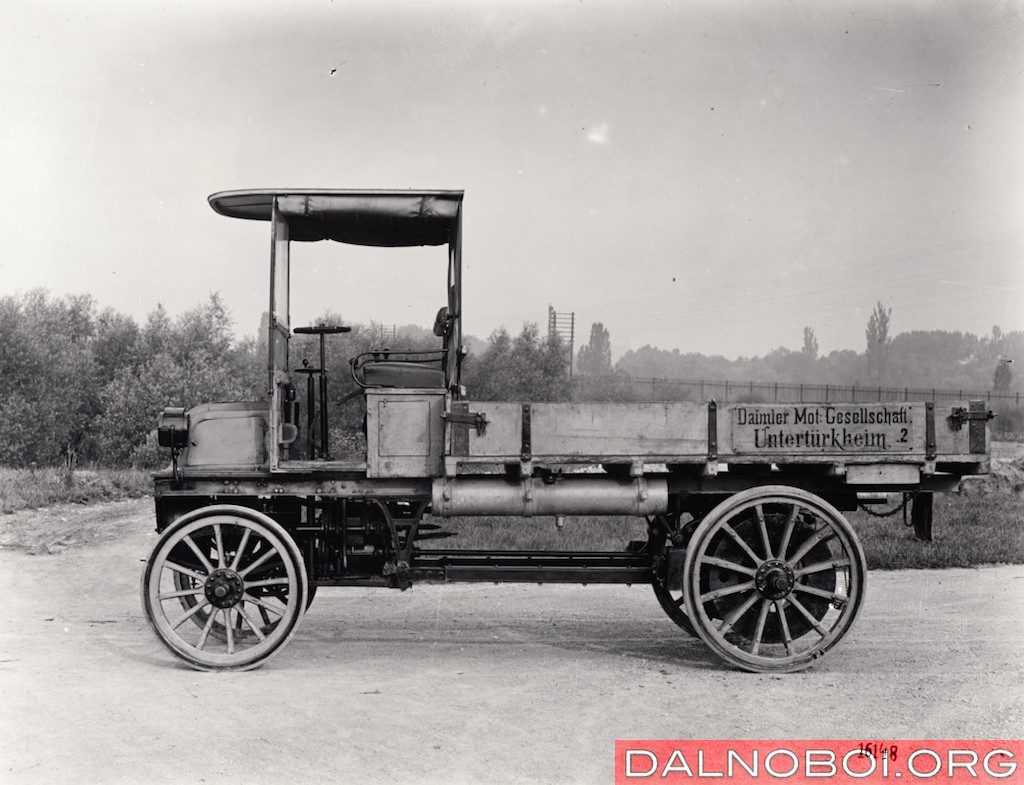 Модель Daimler 1897 года. Уже видно, как из телеги прорисовывается облик современного грузовика